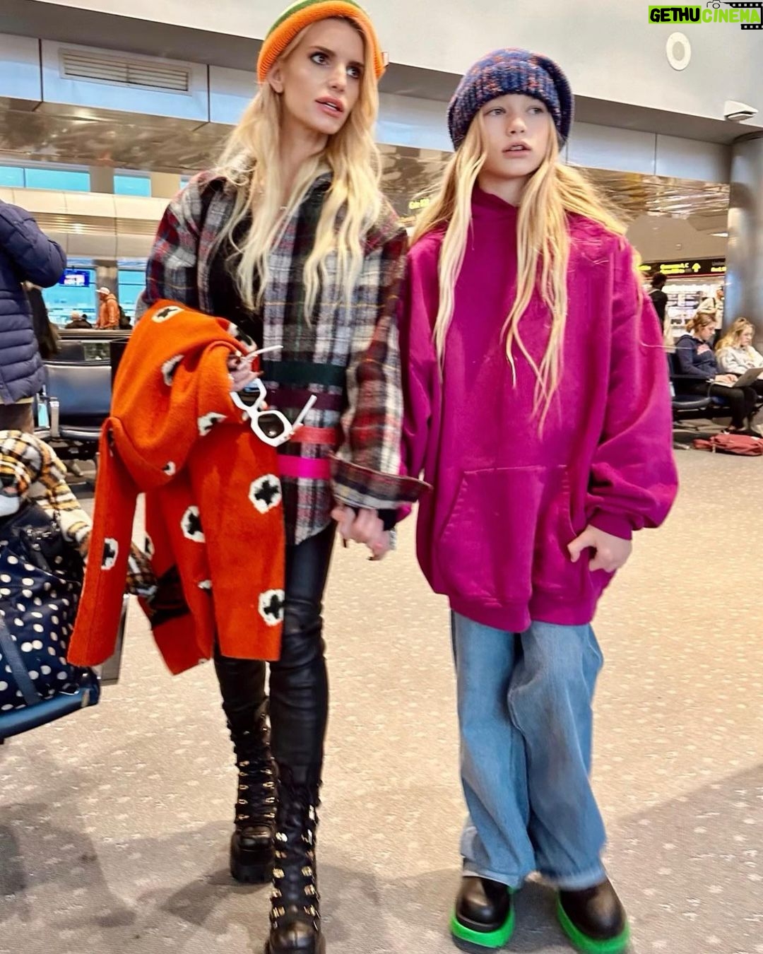 Jessica Simpson Instagram - Aspen 💚