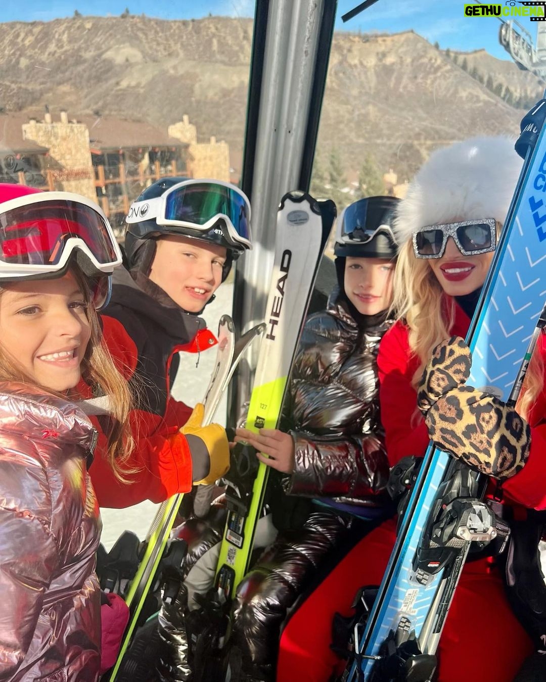 Jessica Simpson Instagram - Snow Bunnies 🐰