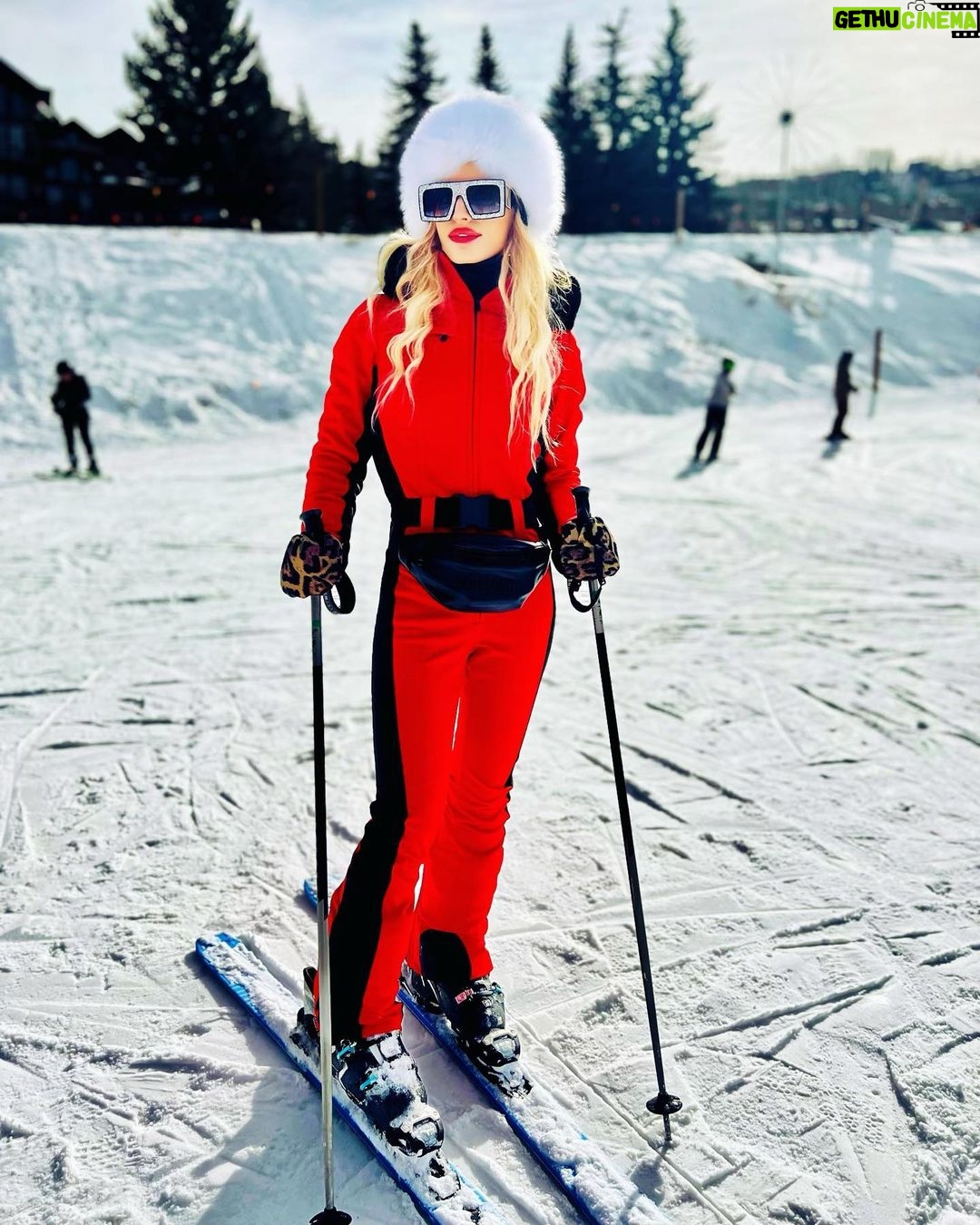 Jessica Simpson Instagram - Snow Bunnies 🐰