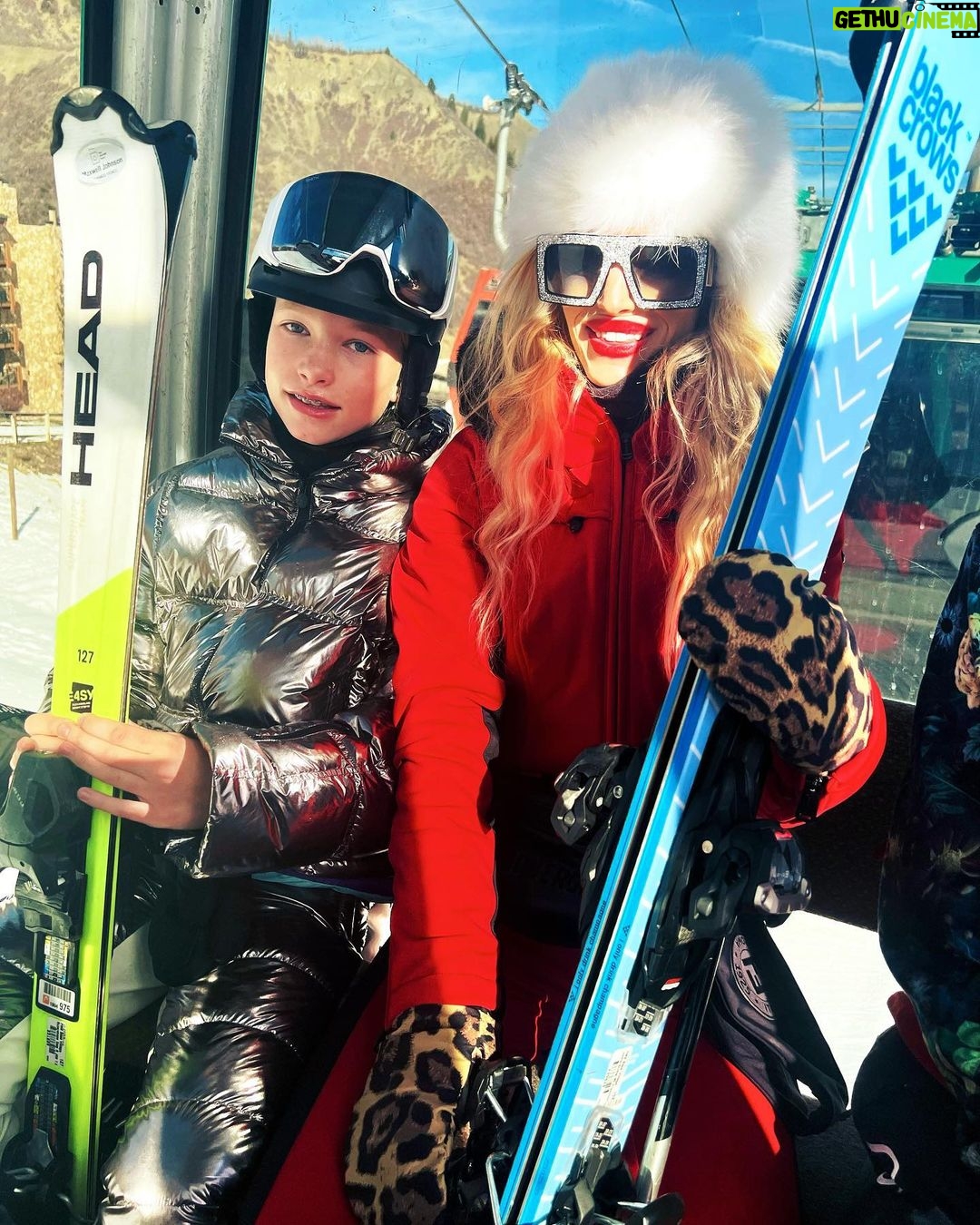 Jessica Simpson Instagram - Snow Bunnies 🐰