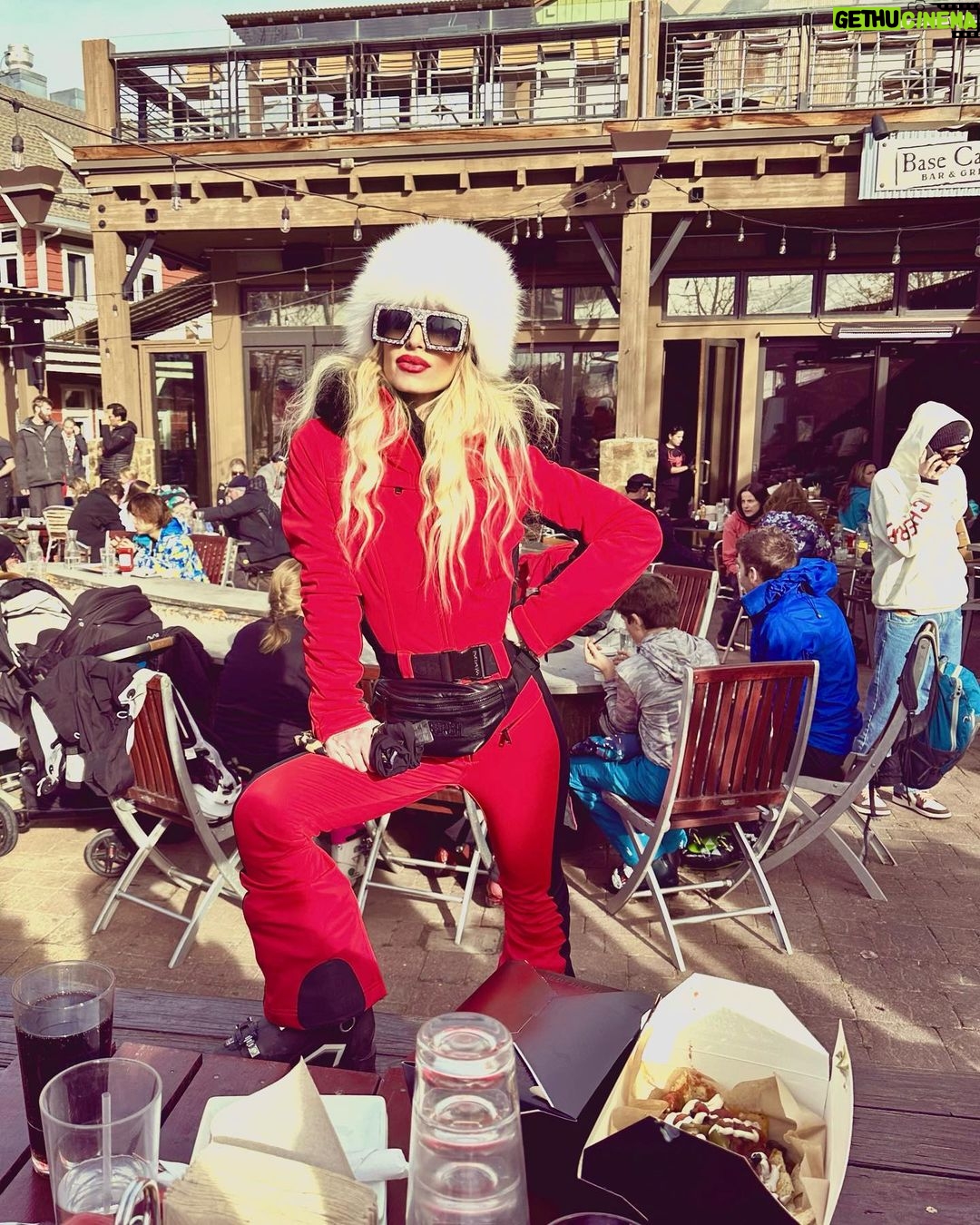 Jessica Simpson Instagram - Snow Bunnies 🐰
