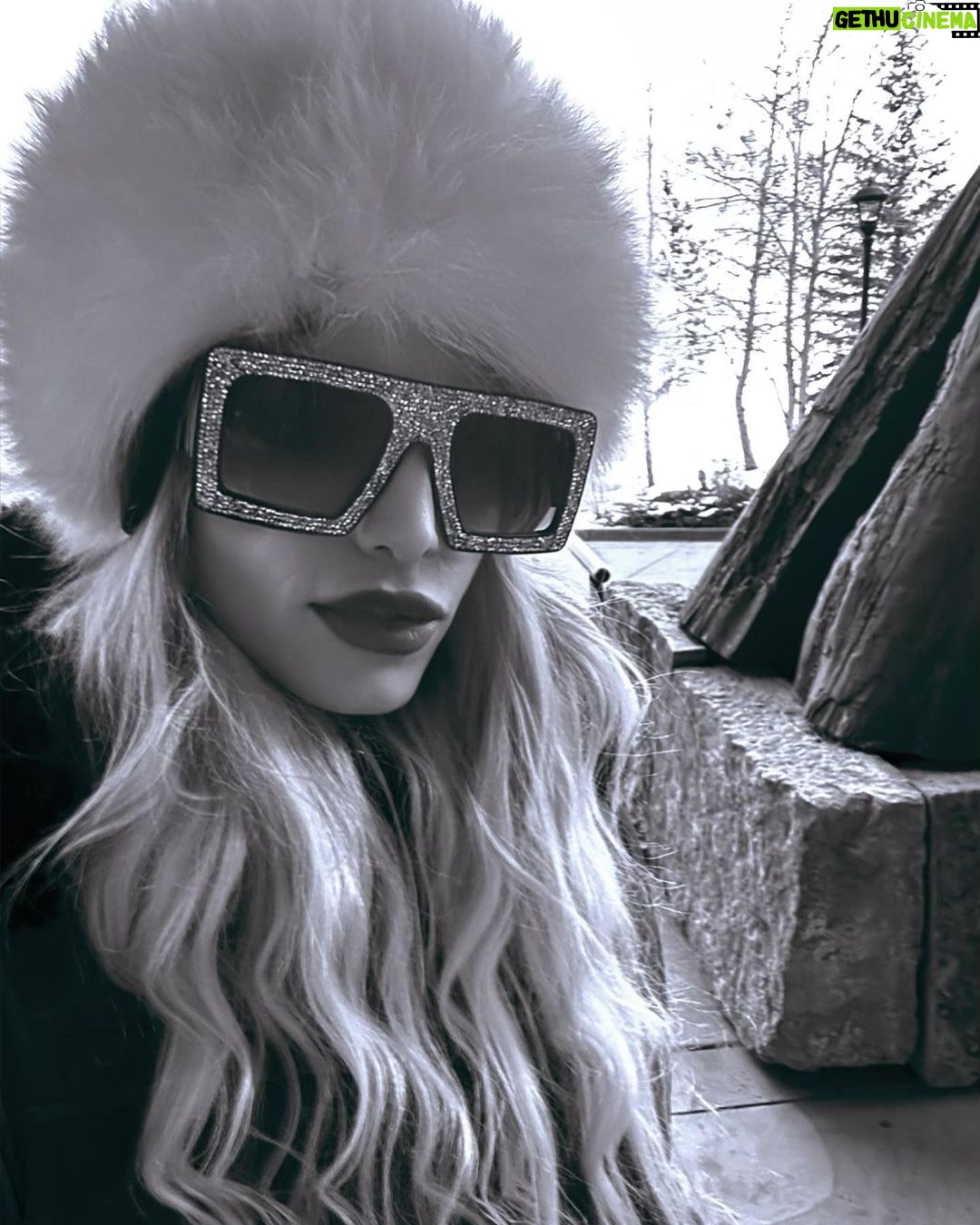 Jessica Simpson Instagram - Snow Bunnies 🐰