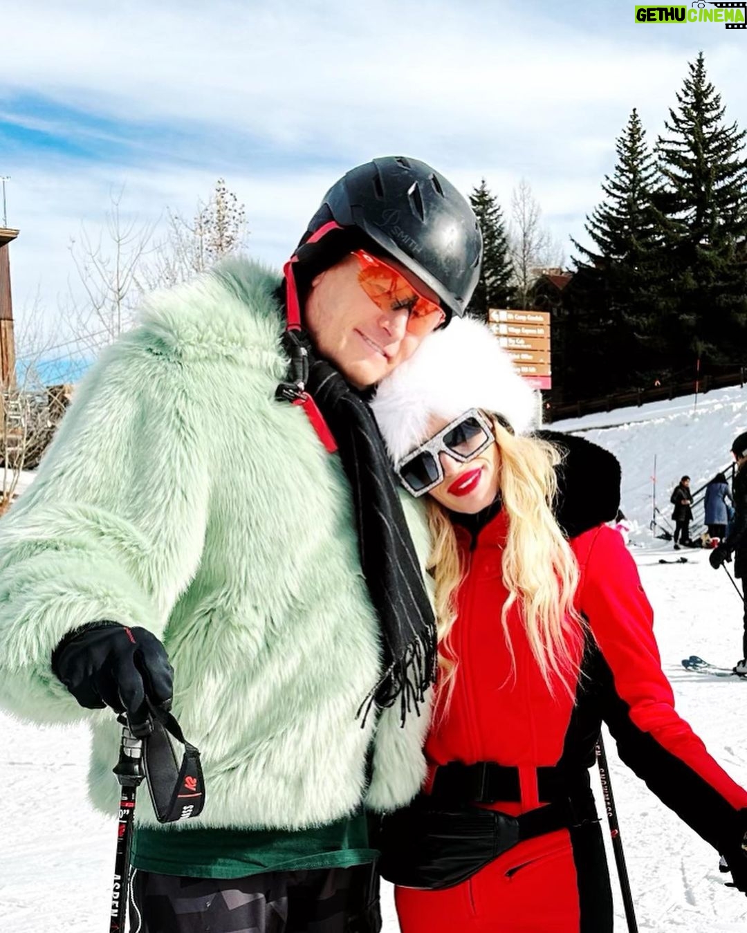 Jessica Simpson Instagram - Snow Bunnies 🐰
