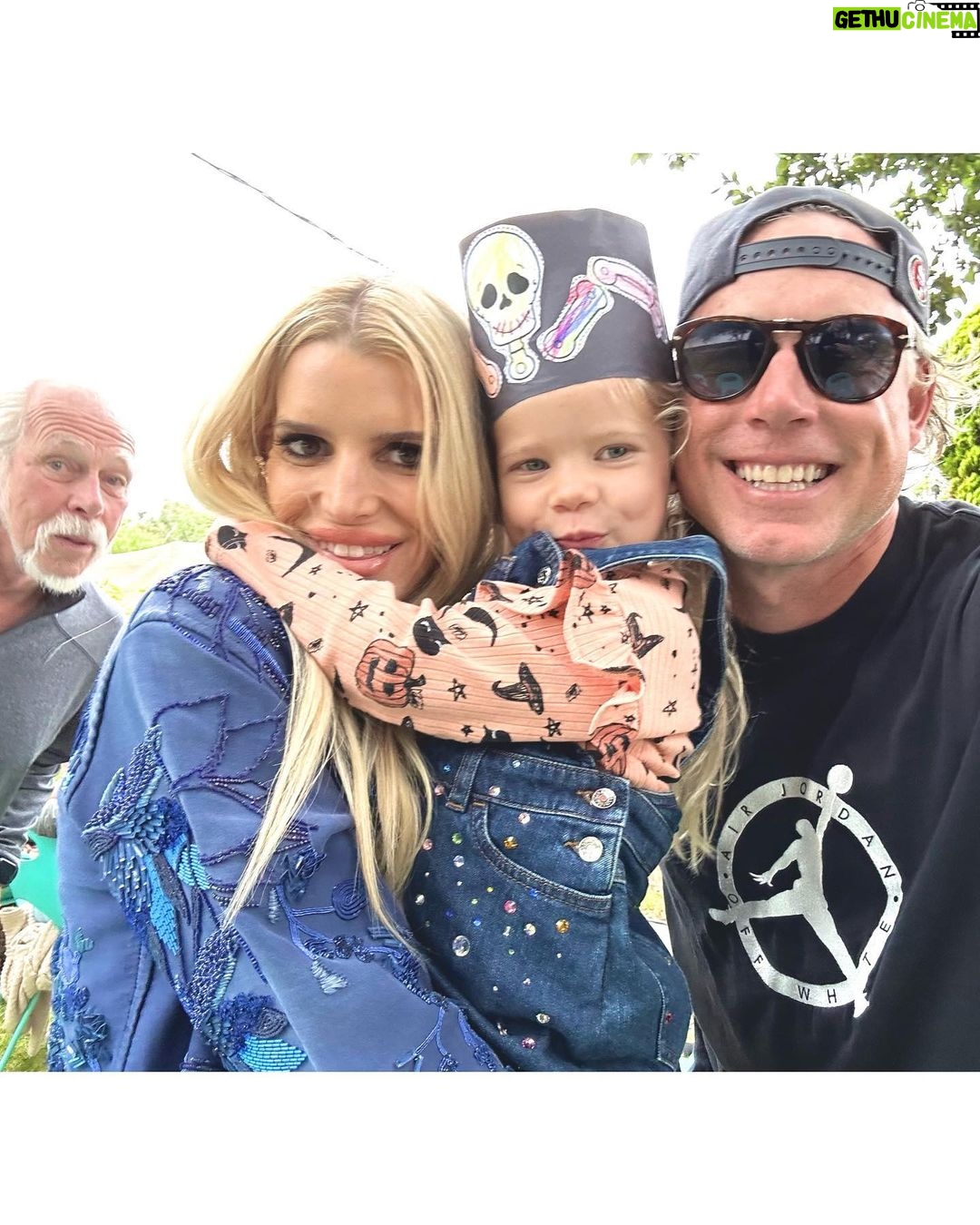Jessica Simpson Instagram - Birdie is a vision to be seen wearin’ @jessicasimpsonstyle, @dolcegabbana, and @alexandermcqueen to entertain the school and fam with seasonal style this Halloween 🎃