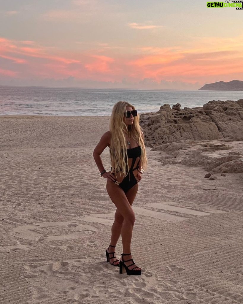 Jessica Simpson Instagram - The sun is settin’ on the most romantic, sexy and well deserved (if I do day so myself) Mexican getaway with my forever lover @ericjohnsonalrighhhht. Awww I will miss this, but I will be bringin’ home a lot of extra passion for everyone and everything that is for sure Adios Cabo San Lucas 🏝☀️🌊💋🤍