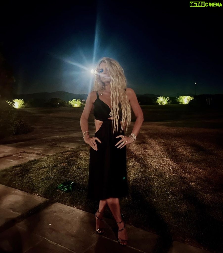 Jessica Simpson Instagram - Oh lil Mrs 42 look at you leanin’ into the moonbeams to recharge and radiate a purposeful glowing heart. I am very proud of my faith, resilience and strength over the last 4 decades. Everything in my life that has or hasn’t happened yet makes turning 42 very exciting because I know what it takes personally to remain inside of DETERMINED PATIENCE. I know myself and I do love her very much. I know my purpose and I must say that ladies and gents I am equipped to waltz within every dream I own confidently. I am humbled and honored to finally be my own best friend. Ok ✨42✨ time to Rock ‘n’ Roll. 💫⭐️🎬🎭🎤👠👖📺📖📚📝🧎🏼‍♀️💙💛💚💜🚀