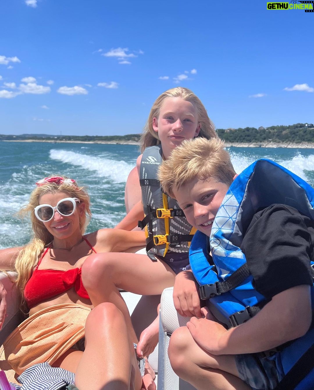 Jessica Simpson Instagram - The lake life ☀️