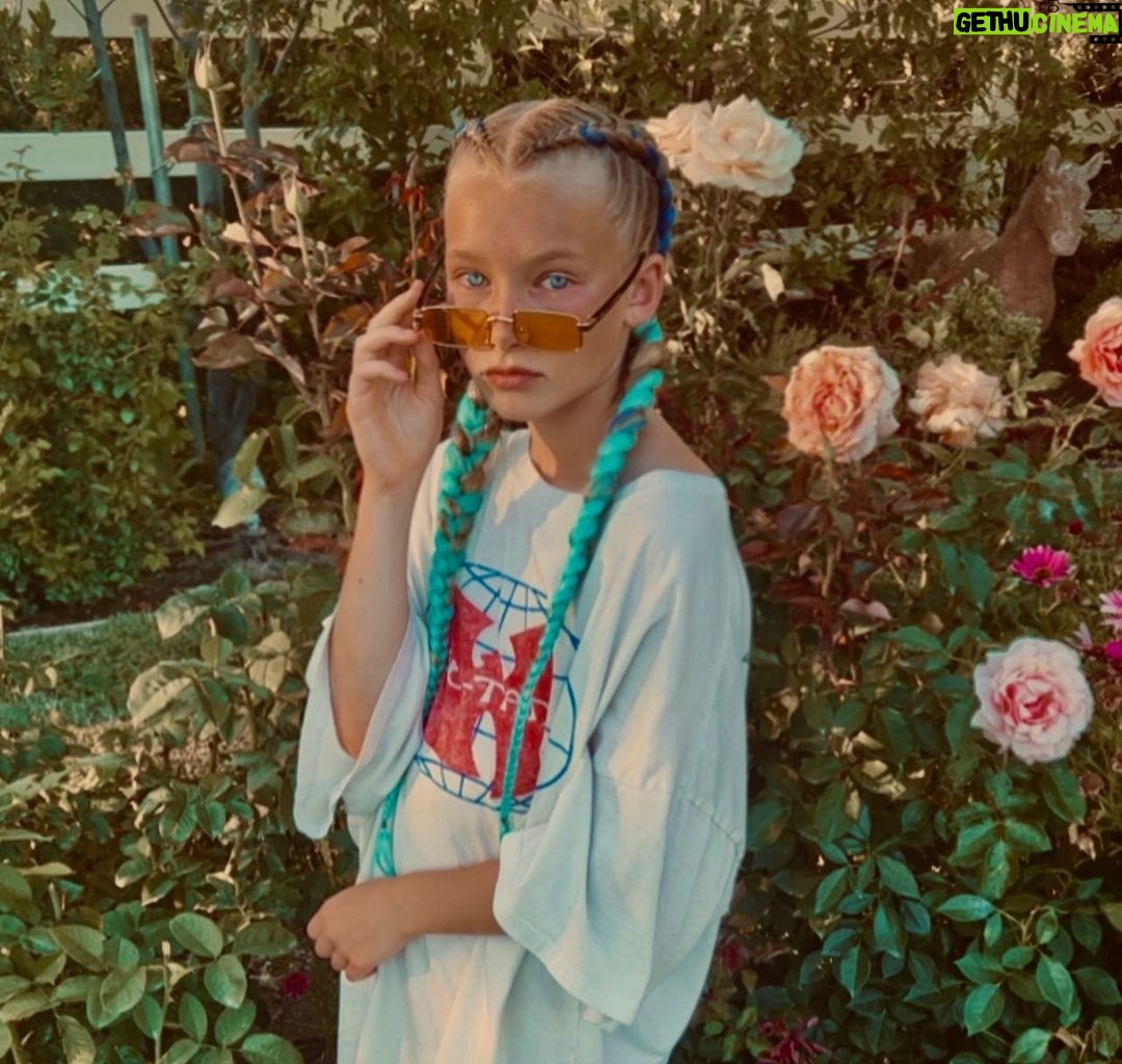 Jessica Simpson Instagram - Shades of blue #MAXIDREW