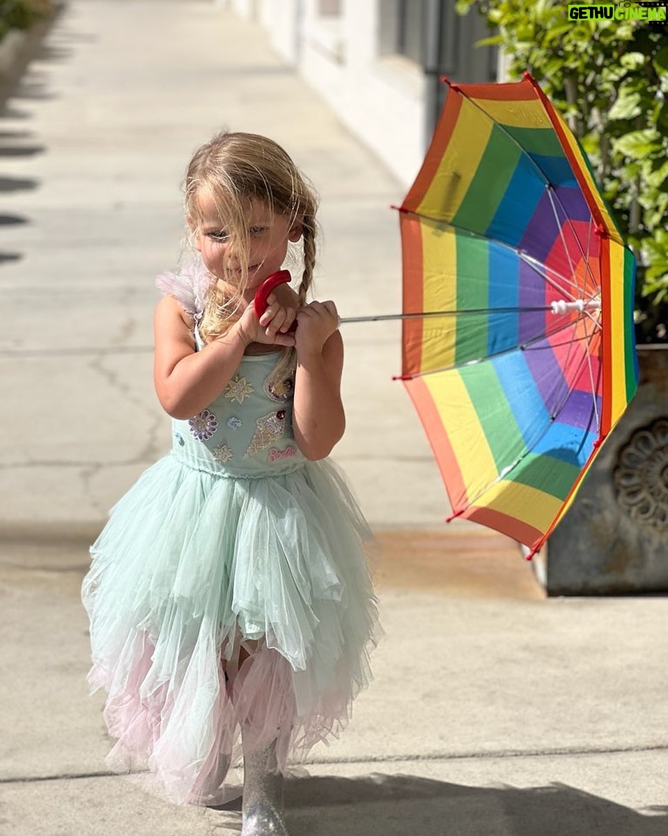 Jessica Simpson Instagram - On the hottest day in LA, she asked to get an umbrella 🤣 #BIRDIEMAE