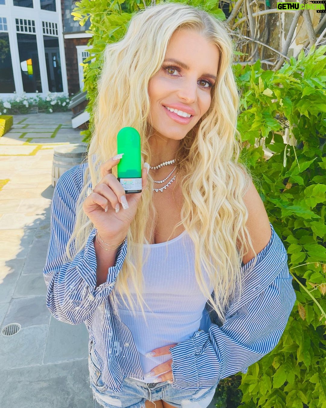 Jessica Simpson Instagram - Has anyone else’s allergies been awful this week!? I know I can’t be the only one feeling like my symptoms are only getting worse each year!😩 Well guess what, it’s true! A new @Flonase survey revealed that consumers are feeling the effects of rising temperatures and increased pollen count in worsening symptoms year over year. Allergies & climate change are two invisible monsters that are no joke! Trust me, my itchy eyes and sneezing are proof that though we can’t see them…#YourNoseKnows! Flonase once daily helps me treat allergy symptoms for 24 hours, so I can keep spending time in the ☀️ with the ones I love. #FlonasePartner
