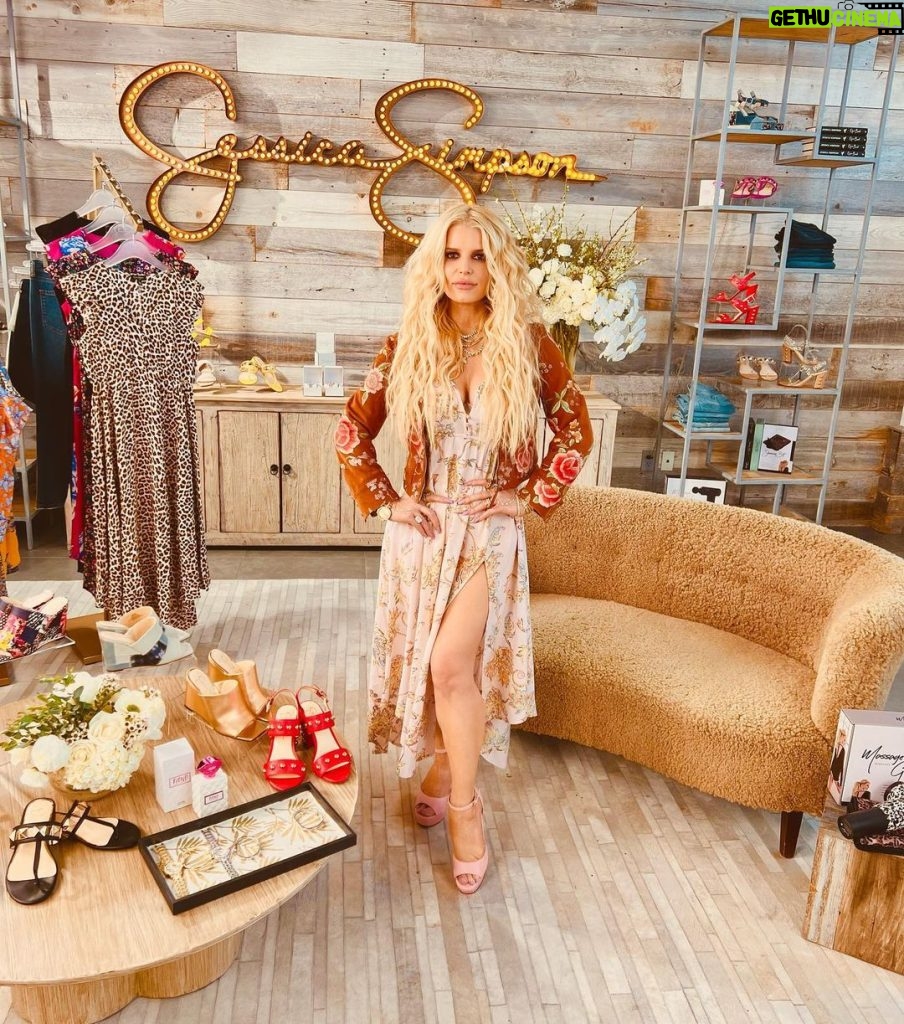 Jessica Simpson Instagram - Holy guacamole! The day’s not over and we’ve already sold 16,000 dresses! And there’s still more to come! Back live on @hsn in 20💃
