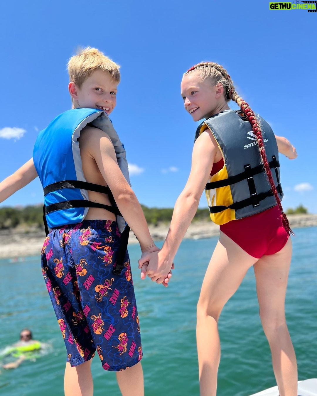 Jessica Simpson Instagram - The lake life ☀️