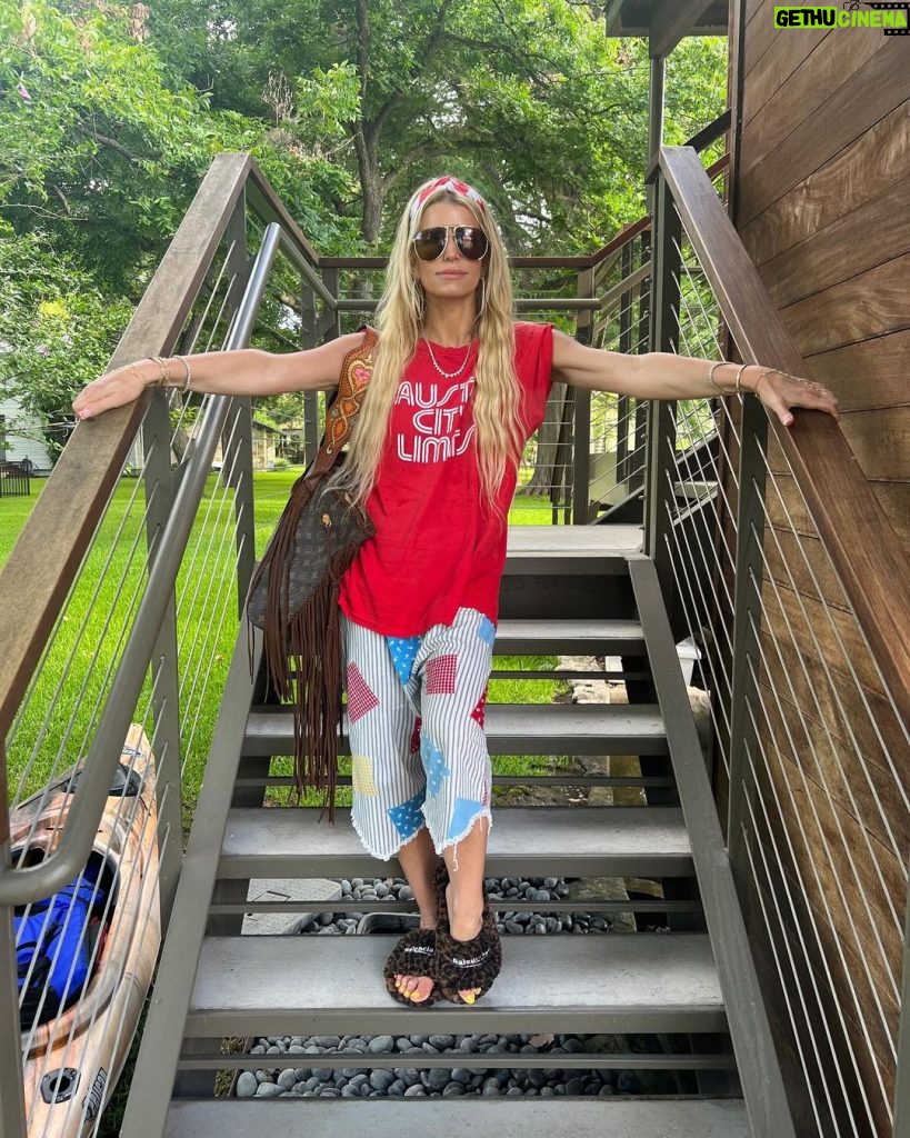 Jessica Simpson Instagram - Our family had the best 4th of July week on Lake Austin. We asked the kids where they wanted to go for their summer trip and out of everywhere, they chose Texas to be with their cousins. It was a sentimental and nostalgic blast of a week. Settled into summer feeling good.