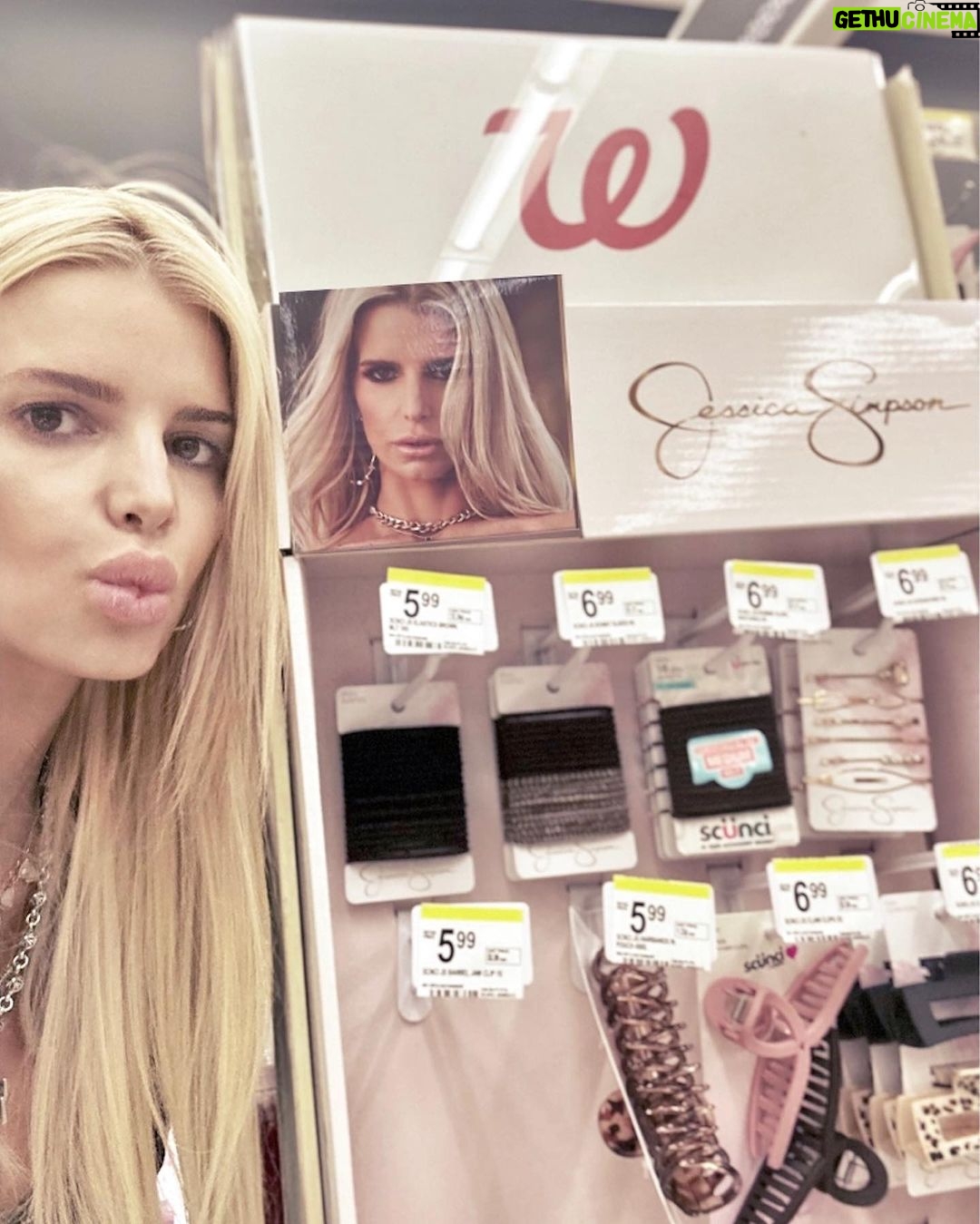 Jessica Simpson Instagram - Look who I found at Walgreens late last night searching for a screwdriver 🤣