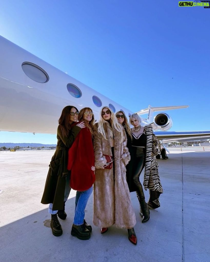 Jessica Simpson Instagram - Oh this is ladies’ flight ✈️