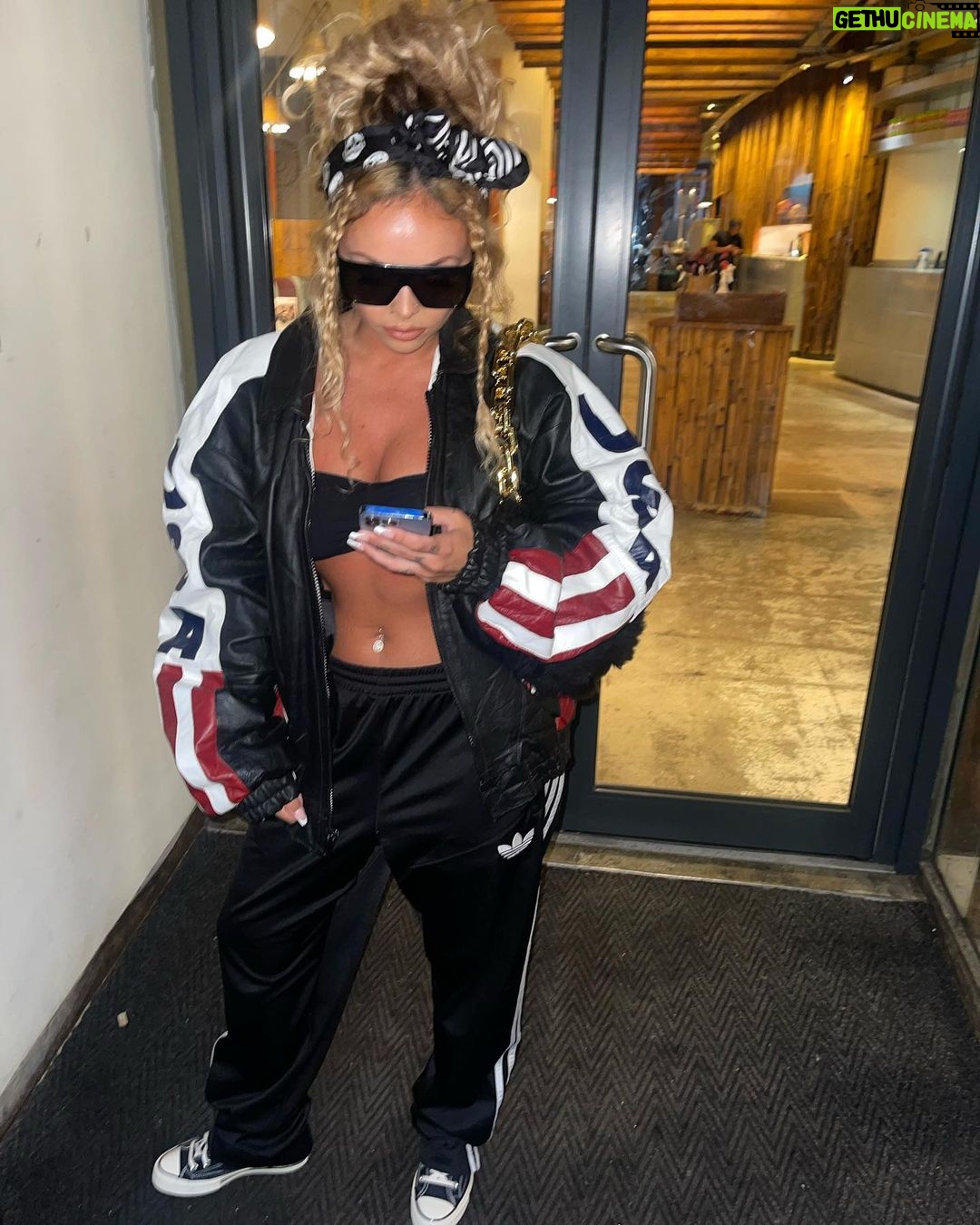 Jesy Nelson Instagram - MEEEEEE-TIIIINNNGGGSS!!!!