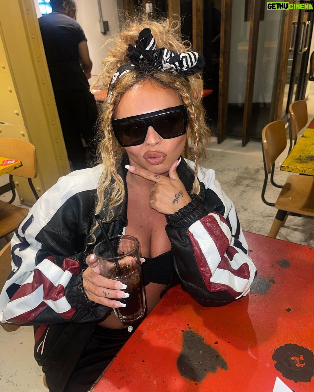 Jesy Nelson Instagram - MEEEEEE-TIIIINNNGGGSS!!!!