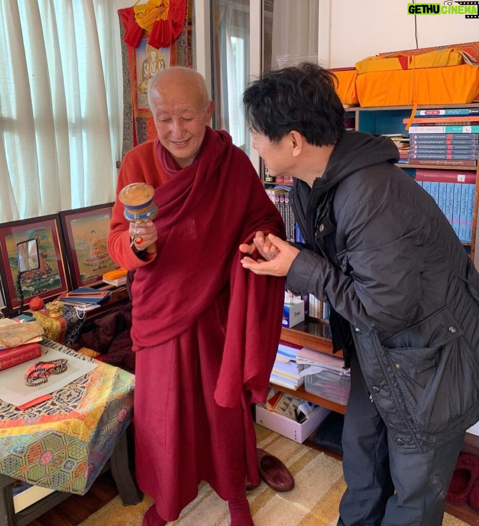 Jet Li Instagram - I last saw Nubpa Rinpoche 11 years ago at my home in Singapore. Time flies and he is now 81 years old. Recently, I brought my daughter to meet him in Nepal. He always has such a radiant smile that reminds me of the sun. The warmth from his presence stayed with me for a long time.