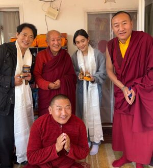 Jet Li Instagram - I last saw Nubpa Rinpoche 11 years ago at my home in Singapore. Time flies and he is now 81 years old. Recently, I brought my daughter to meet him in Nepal. He always has such a radiant smile that reminds me of the sun. The warmth from his presence stayed with me for a long time.