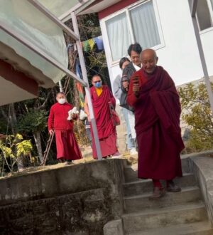 Jet Li Instagram - I last saw Nubpa Rinpoche 11 years ago at my home in Singapore. Time flies and he is now 81 years old. Recently, I brought my daughter to meet him in Nepal. He always has such a radiant smile that reminds me of the sun. The warmth from his presence stayed with me for a long time.