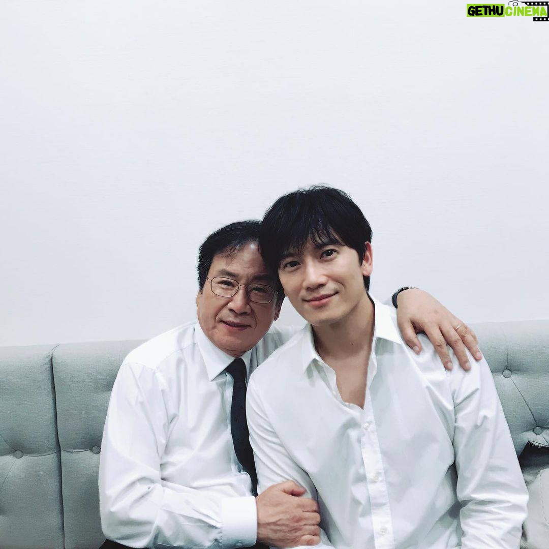 Ji Sung Instagram - #의사요한 #임동진선생님 #지성 드라마”왕의 여자” 이후.. 16년만에 다시 뵙게 된 선생님! 비록 짧은 만남이었지만 저에겐 너무나도 소중한 시간이었습니다. 마지막 인사도 제대로 못 드렸습니다. 선생님! 오래오래 건강하세요. ❤️