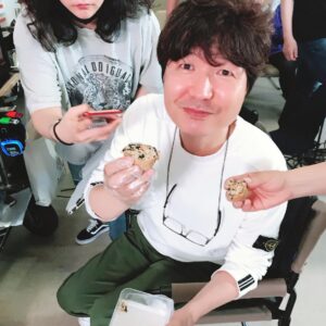 Ji Sung Instagram - #의사요한 #조수원감독님 #지성 저의 얼굴 뒤에 안경쓰시고 일어서 계신 분이 우리 감독님!! ^^고생 많으셨습니다. 사랑해요.❤️ 2019. 9. 7