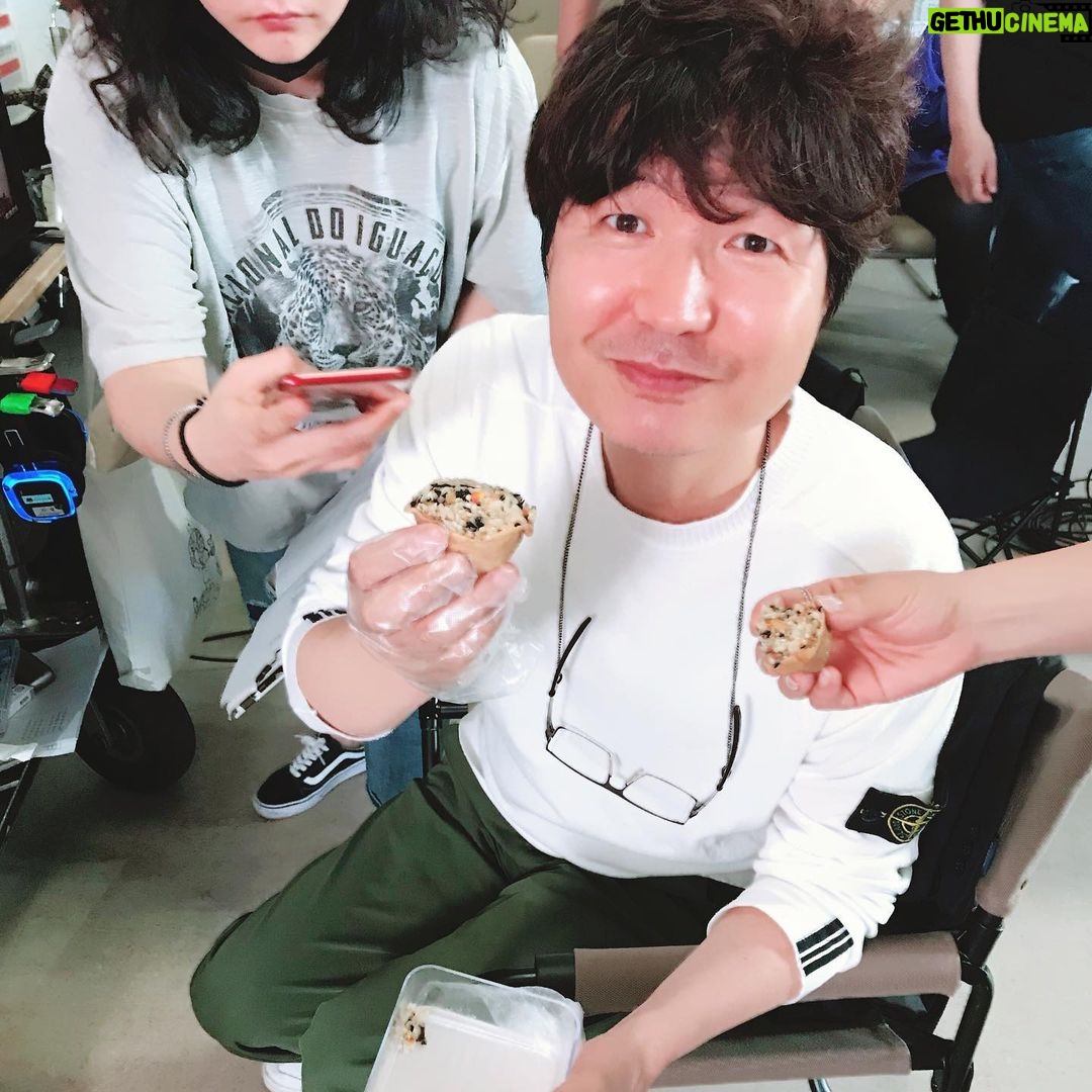Ji Sung - 144.3K Likes - #의사요한 #조수원감독님 #지성 저의 얼굴 뒤에 안경쓰시고 일어서 계신 분이 우리 감독님!! ^^고생 많으셨습니다. 사랑해요.❤️ 2019. 9. 7