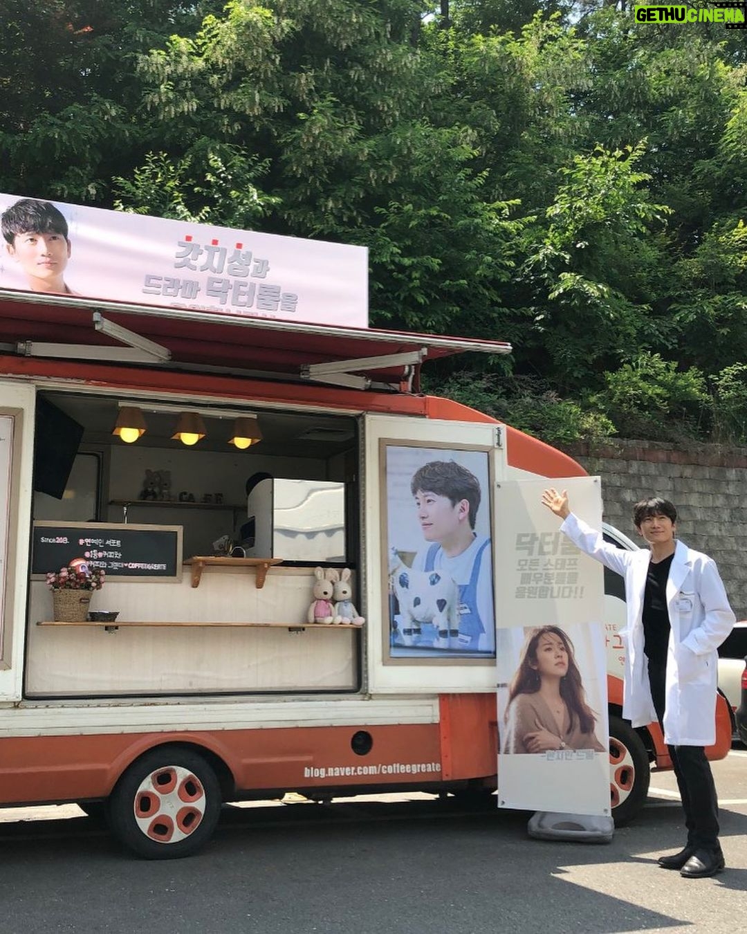 Ji Sung - 145.3K Likes - #openyoureyes #지성 #한지민 지민아! 보고싶어~~^^ Thank you so much!!
