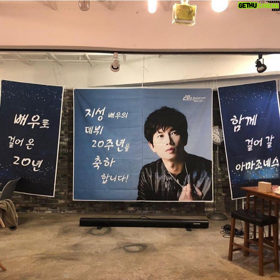 Ji Sung Instagram - #아마조네스 #지성 #YOU 고마워. 여러분의 마음을 잊지 않을께요. 함께 걸어온 20년 .. 계속해서 같이 걸어요. 행복하고 건강하게.... 사랑합니다.🤗❤️