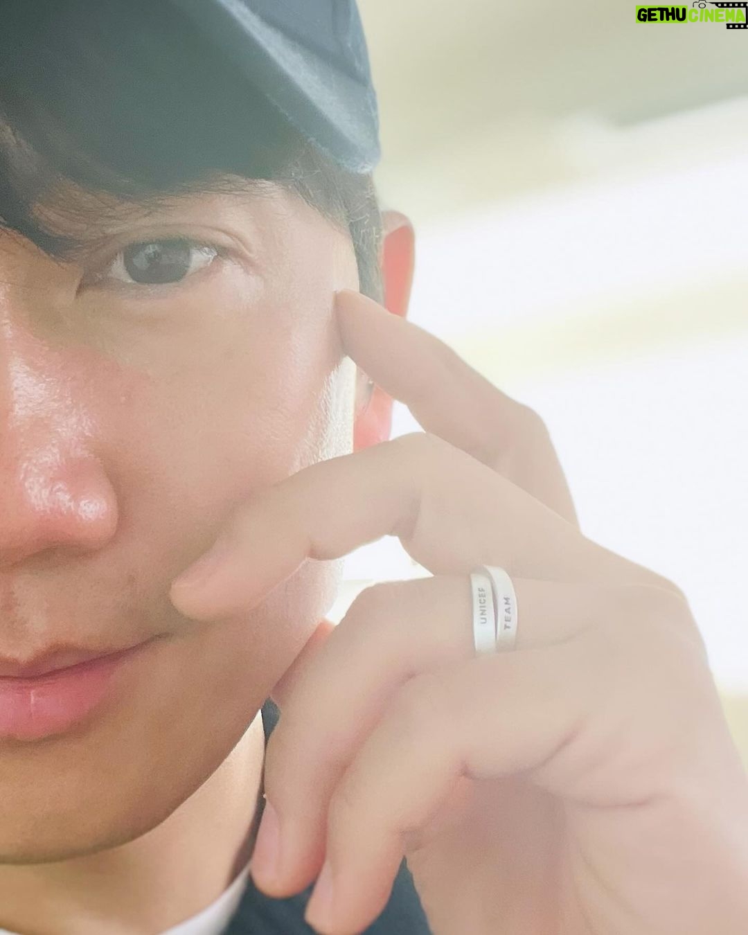 Ji Sung Instagram - #unicef #유니세프 #유니세프팀 #유니세프반지 @unicef_kr 유니세프한국위원회 특별대표 지성입니다. 소외된 이웃을 돌아보게 되는 연말, 더욱 혹독한 겨울을 보내고 있을 전 세계 어린이들을 위해 유니세프 팀이 되어주세요.