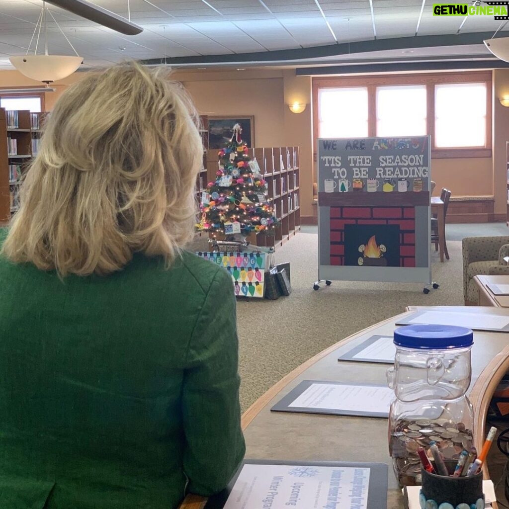 Jill Biden Instagram - Swapping book recommendations this morning at the library in Toledo! One of my favorite parts of campaigning has been adding to my reading list with help from readers all over the country. Toledo Iowa Public Library
