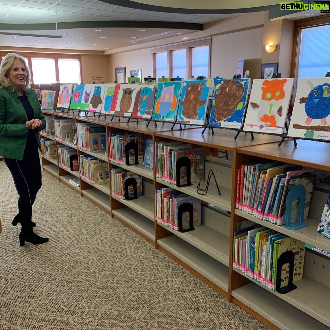 Jill Biden Instagram - Swapping book recommendations this morning at the library in Toledo! One of my favorite parts of campaigning has been adding to my reading list with help from readers all over the country. Toledo Iowa Public Library