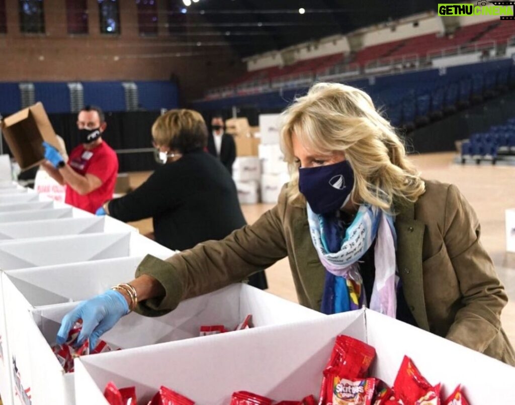 Jill Biden Instagram - Small acts of kindness can mean so much - especially to a service member deployed overseas or a military family missing them at home. Thank you @OpGratitude for letting us join you today and for all you do. D.C. Armory
