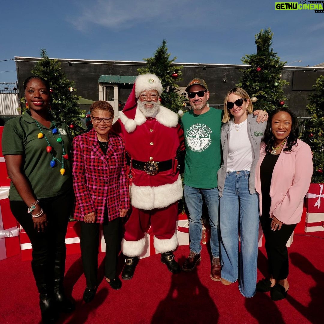 Jimmy Kimmel Instagram - THANK YOU to my great co-workers at @JimmyKimmelLive for volunteering at @StJosephCtr yesterday to bring food, gifts & holiday cheer to families who needed some. Thanks to @MayorOfLA Karen Bass & @VaLeciaAdamsKellum for showing up and supporting SOLA, A Safe Landing for Families to get children off the streets.