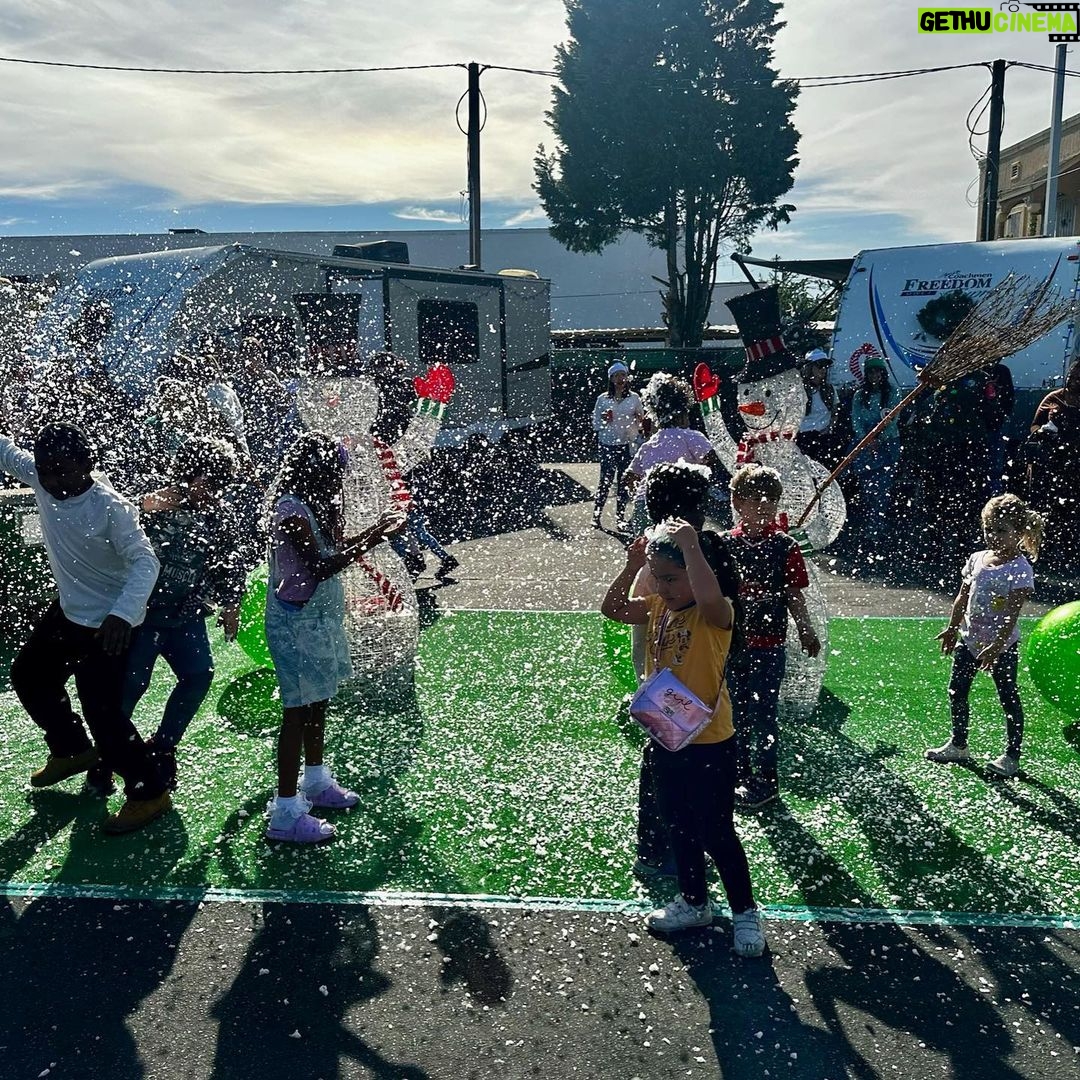 Jimmy Kimmel Instagram - THANK YOU to my great co-workers at @JimmyKimmelLive for volunteering at @StJosephCtr yesterday to bring food, gifts & holiday cheer to families who needed some. Thanks to @MayorOfLA Karen Bass & @VaLeciaAdamsKellum for showing up and supporting SOLA, A Safe Landing for Families to get children off the streets.