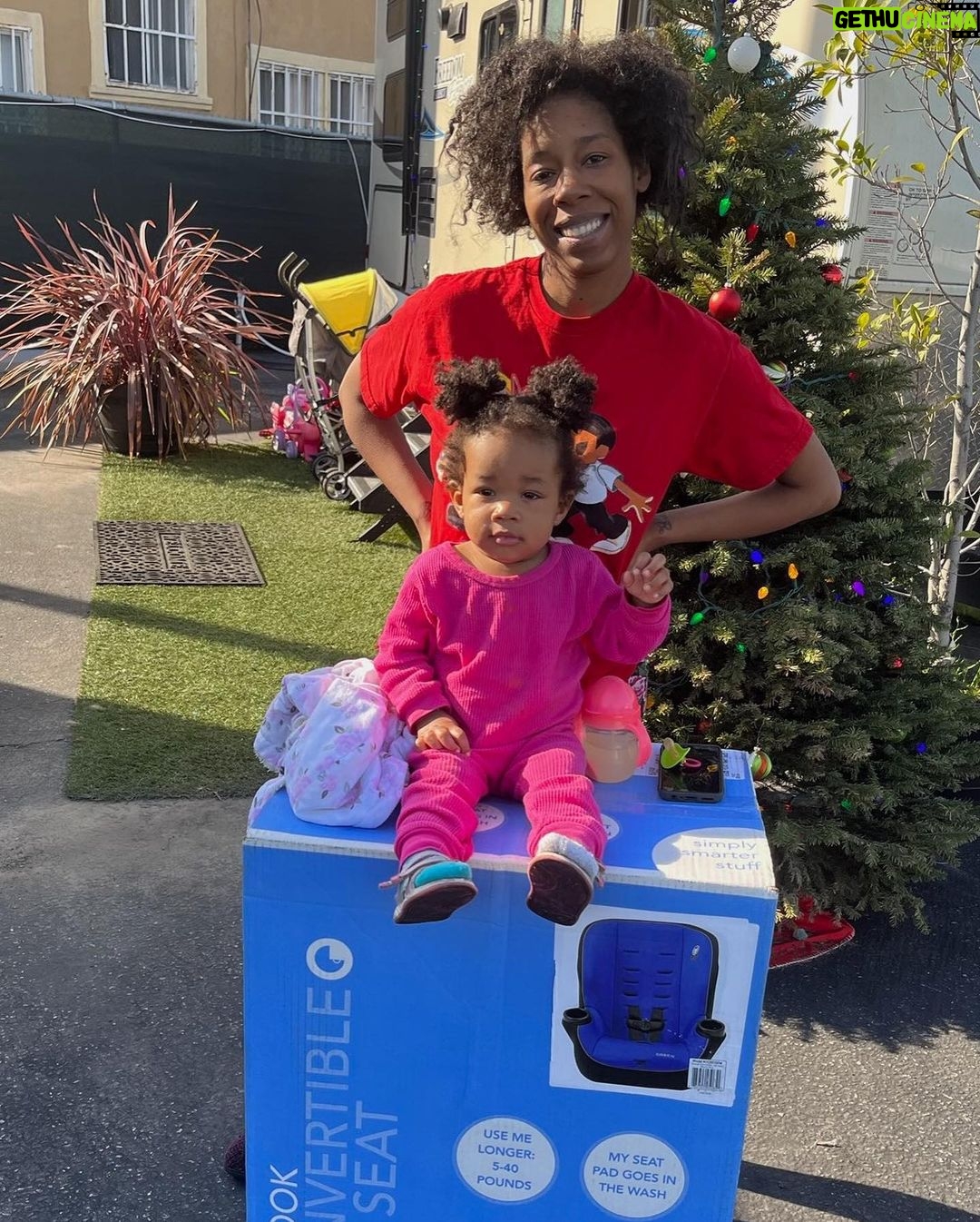 Jimmy Kimmel Instagram - Sincere thanks to all who donated to @StJosephCtr this holiday season. Molly and I matched your donations to provide hundreds of meals, gifts and joy to LA families. 🎅🏻🎄