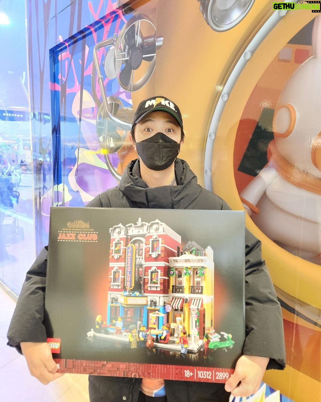 Jin Goo Instagram - . 새해를 맞아 2023 모듈러 재즈클럽(@legokorea_official) 구입! ⠀ 2023년 토끼해 모든분들의 가정이 평안 하시길 기원합니다. 새해 복 많이 받으세요!! :) ⠀ Bought a lego for new year :) 2023! Year of rabbit 🐰 I wish everything goes well with you all! :) Happy new year!! ⠀ #newyear #welcome2023 #lego
