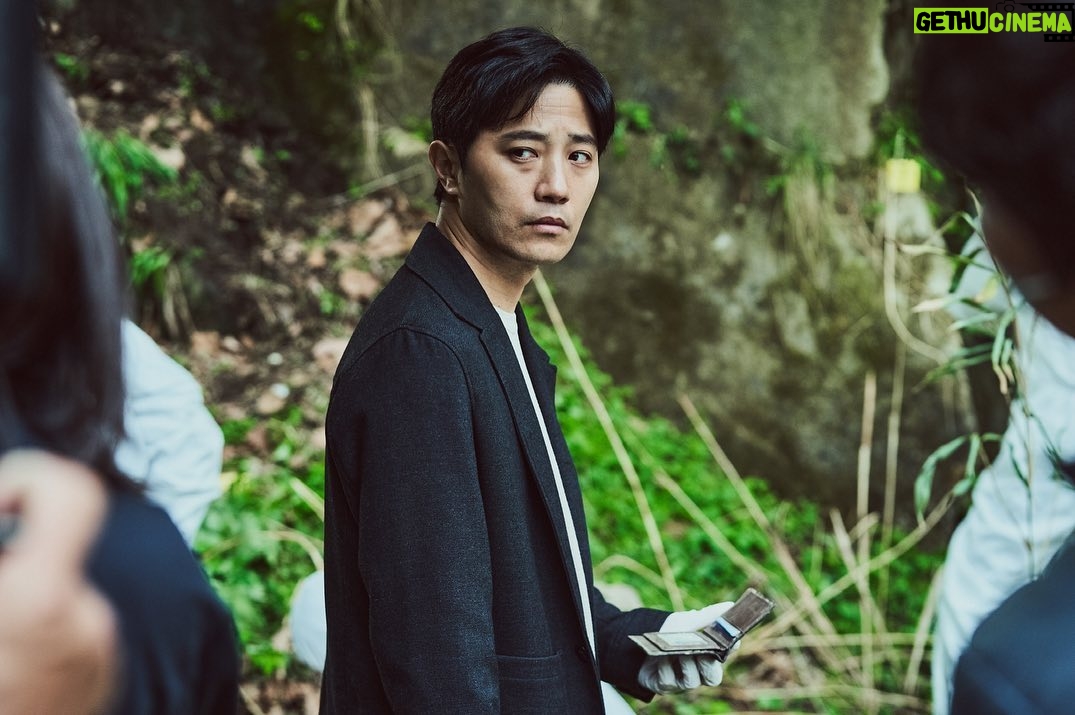 Jin Goo Instagram - . Seize the day with “Shadow Detactive” ⠀ 오늘을 즐기자구요 “형사록” 과 함께 ⠀ 오직 디즈니플러스에서 ⠀ Only in Disney+ ⠀ 사진제공(월트디즈니컴퍼니 코리아) ⠀ #국진한 #형사록 #디즈니플러스 #shadowdetactve #disneyplus