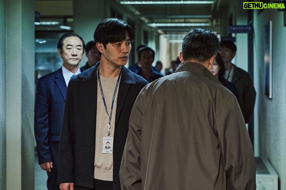 Jin Goo Instagram - . Seize the day with “Shadow Detactive” ⠀ 오늘을 즐기자구요 “형사록” 과 함께 ⠀ 오직 디즈니플러스에서 ⠀ Only in Disney+ ⠀ 사진제공(월트디즈니컴퍼니 코리아) ⠀ #국진한 #형사록 #디즈니플러스 #shadowdetactve #disneyplus