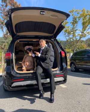Jin Goo Instagram - 코로나땜에 많이 힘드시죠?
그래도 맑은 가을 하늘보면서 힐링합시다!!
즐거운 주말 되세요~
Happy Weekend^^