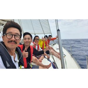 Jin Goo Instagram - 다들 잘 지내지?
나도 잘 지내요~
여러분들 보고 싶다으^^
Miss U~
Have a nice day~^^
집에서 답답하실땐 요트원정대!!