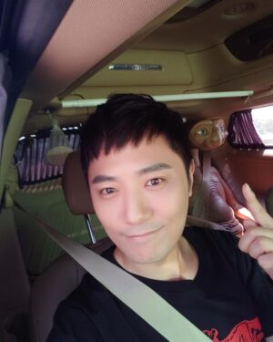 Jin Goo Instagram - #E.T 와 함께~
오랜만이지^^
모두모두 보고 싶어요~
E.T도 안전벨트!!
#교통안전캠페인