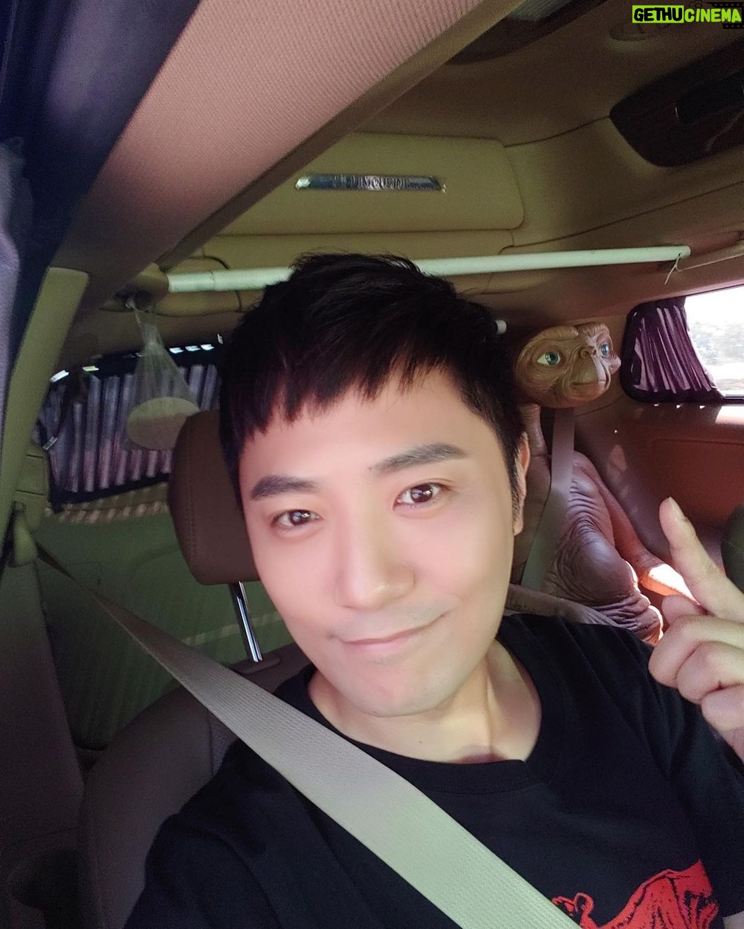 Jin Goo - 100.3K Likes - #E.T 와 함께~
오랜만이지^^
모두모두 보고 싶어요~
E.T도 안전벨트!!
#교통안전캠페인