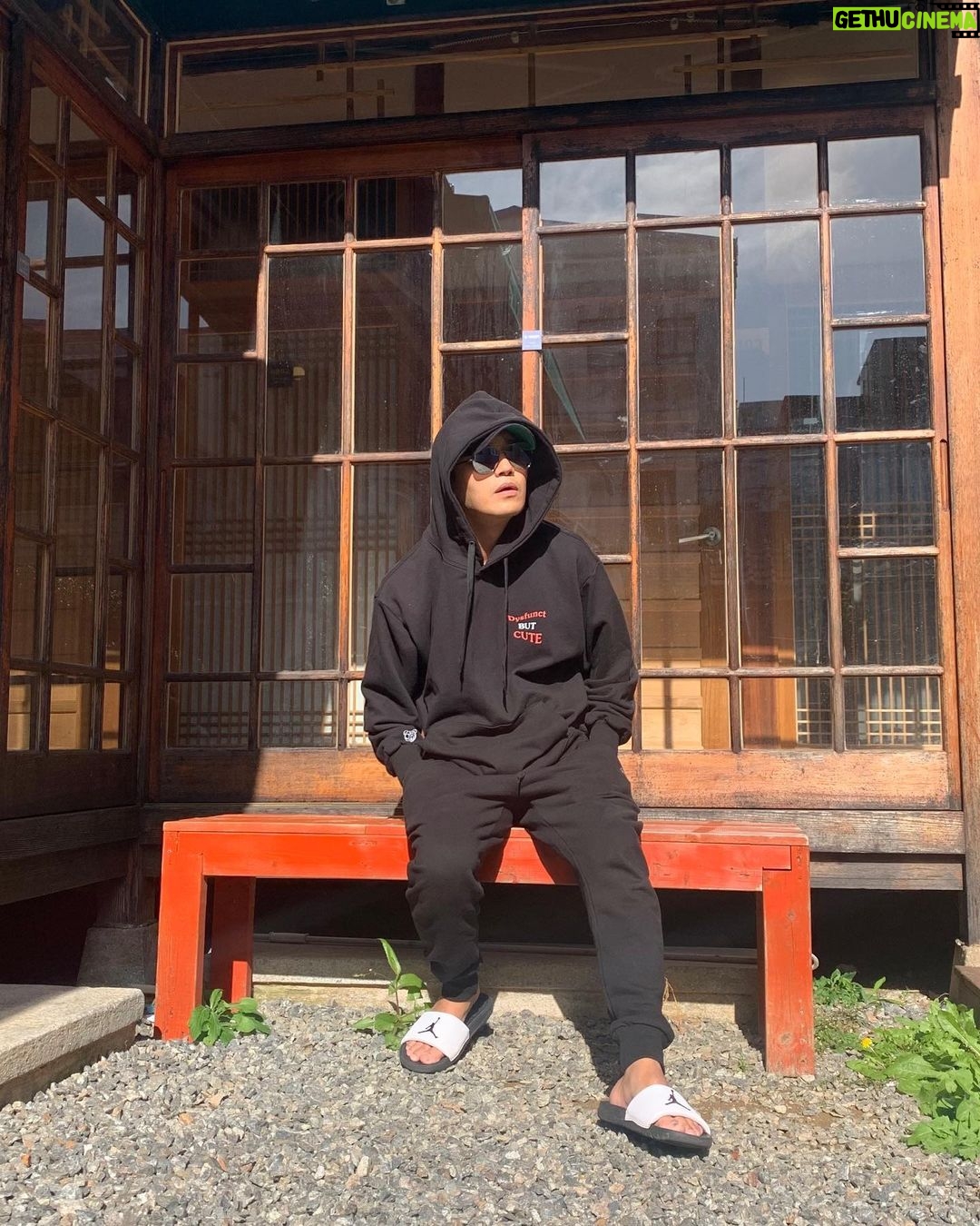 Jin Goo - 106.3K Likes - 저는 군산에서 열심히 영화 촬영 중입니다^^
음~청 건조하네요~
Ma Bro JED~ 여러분~
모두모두 Cheer up!! Hang in there!!
#Dysfunct #불조심