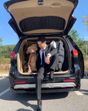 Jin Goo Instagram - 코로나땜에 많이 힘드시죠?
그래도 맑은 가을 하늘보면서 힐링합시다!!
즐거운 주말 되세요~
Happy Weekend^^
