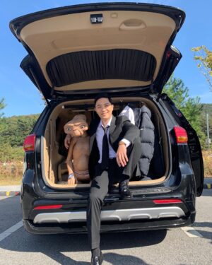Jin Goo Instagram - 코로나땜에 많이 힘드시죠?
그래도 맑은 가을 하늘보면서 힐링합시다!!
즐거운 주말 되세요~
Happy Weekend^^