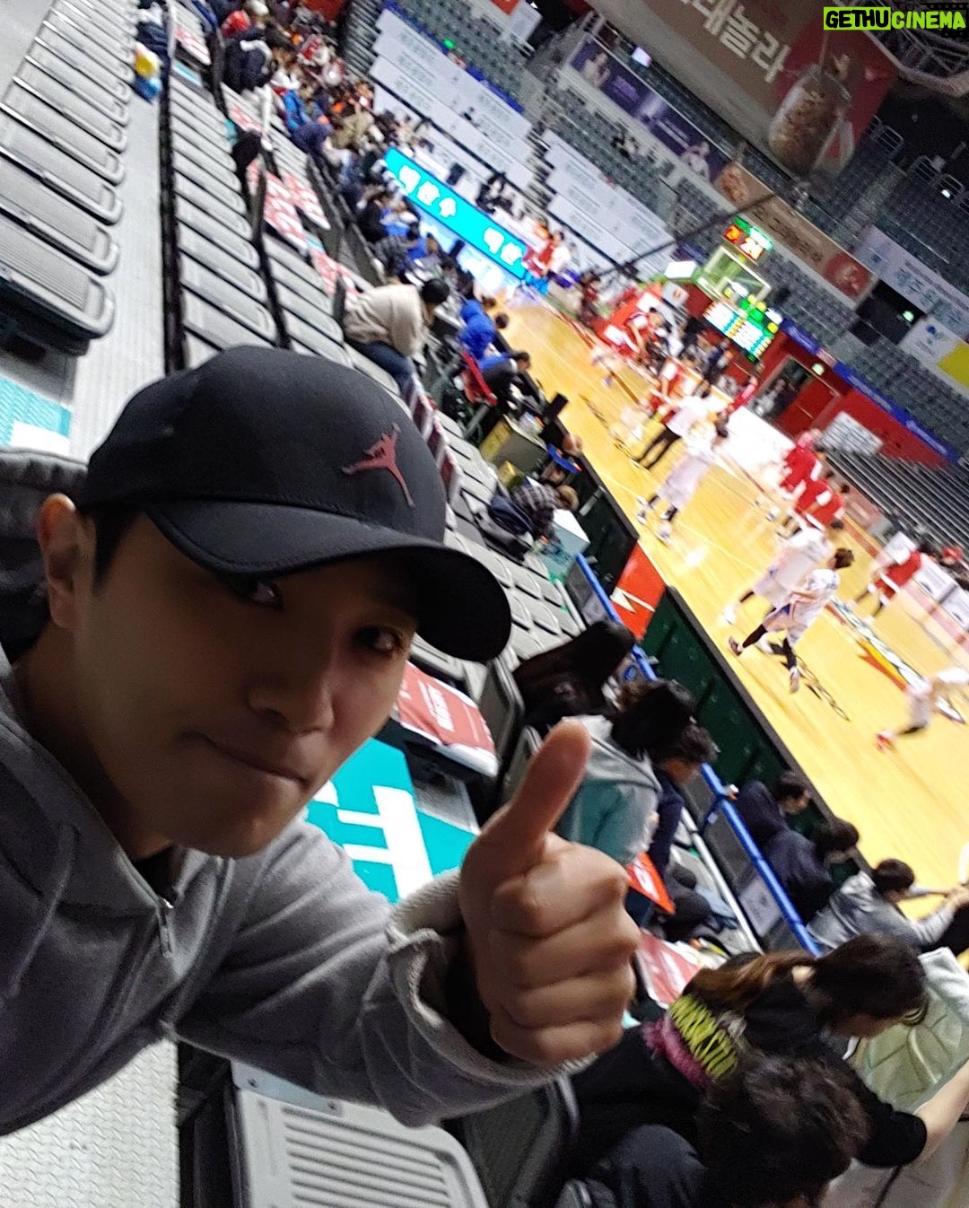 Jin Goo Instagram - 오리온스의 선전을 기원하며^^ 아프리카 일정 마치고 나에게 주는 선물~^^ #고양 #오리온스 #NBA #HOU #LAL #LAC 다 흥해라^^