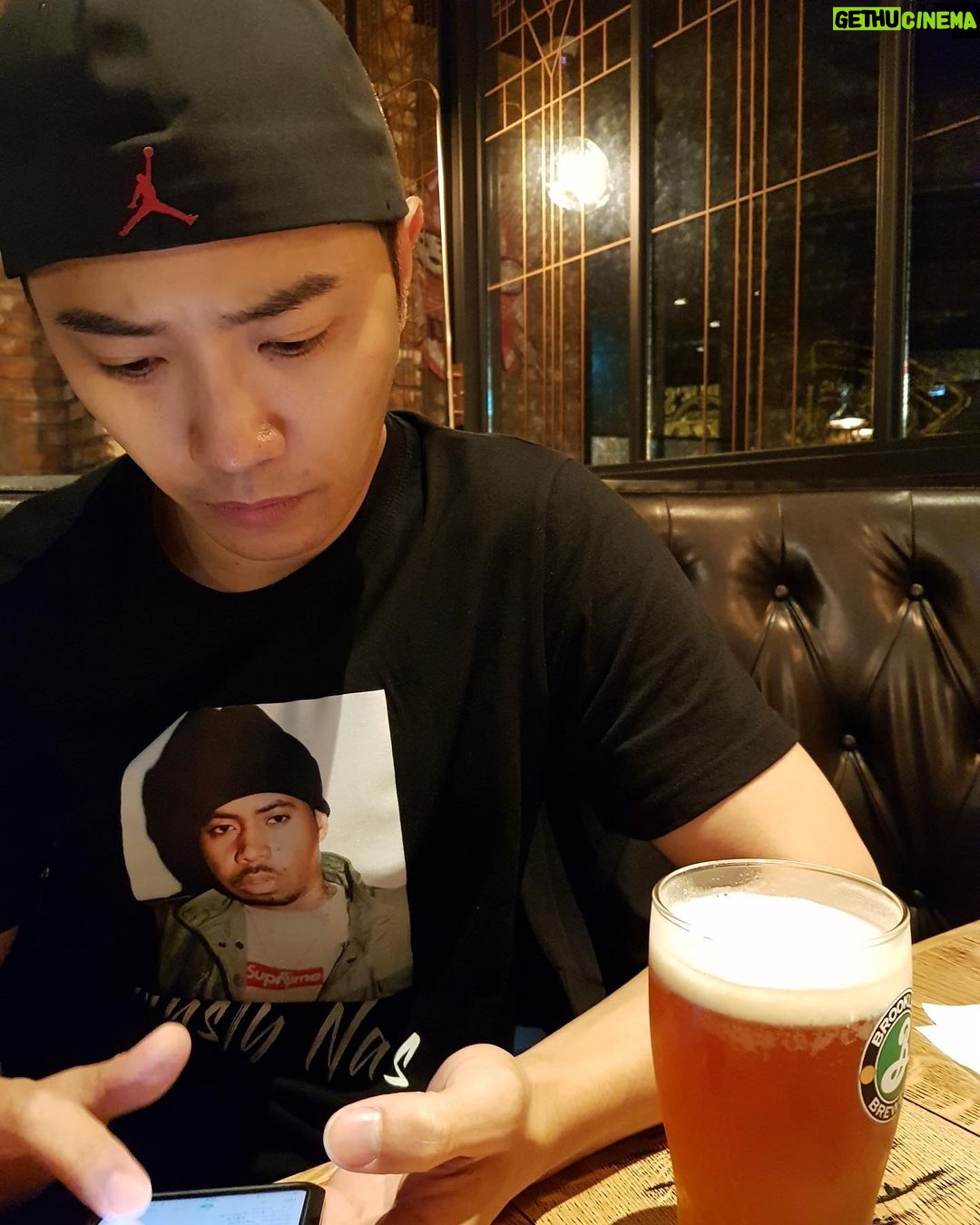Jin Goo Instagram - #맥주한잔하9 #문화생활중이9 My favourite things to do had a #beer went to #artmuseums