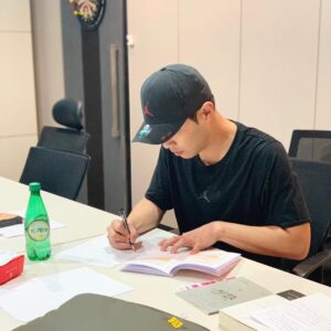 Jin Goo Instagram - #리갈하이 대본연습하러 회사로 출근 
#9회도 #본방사수