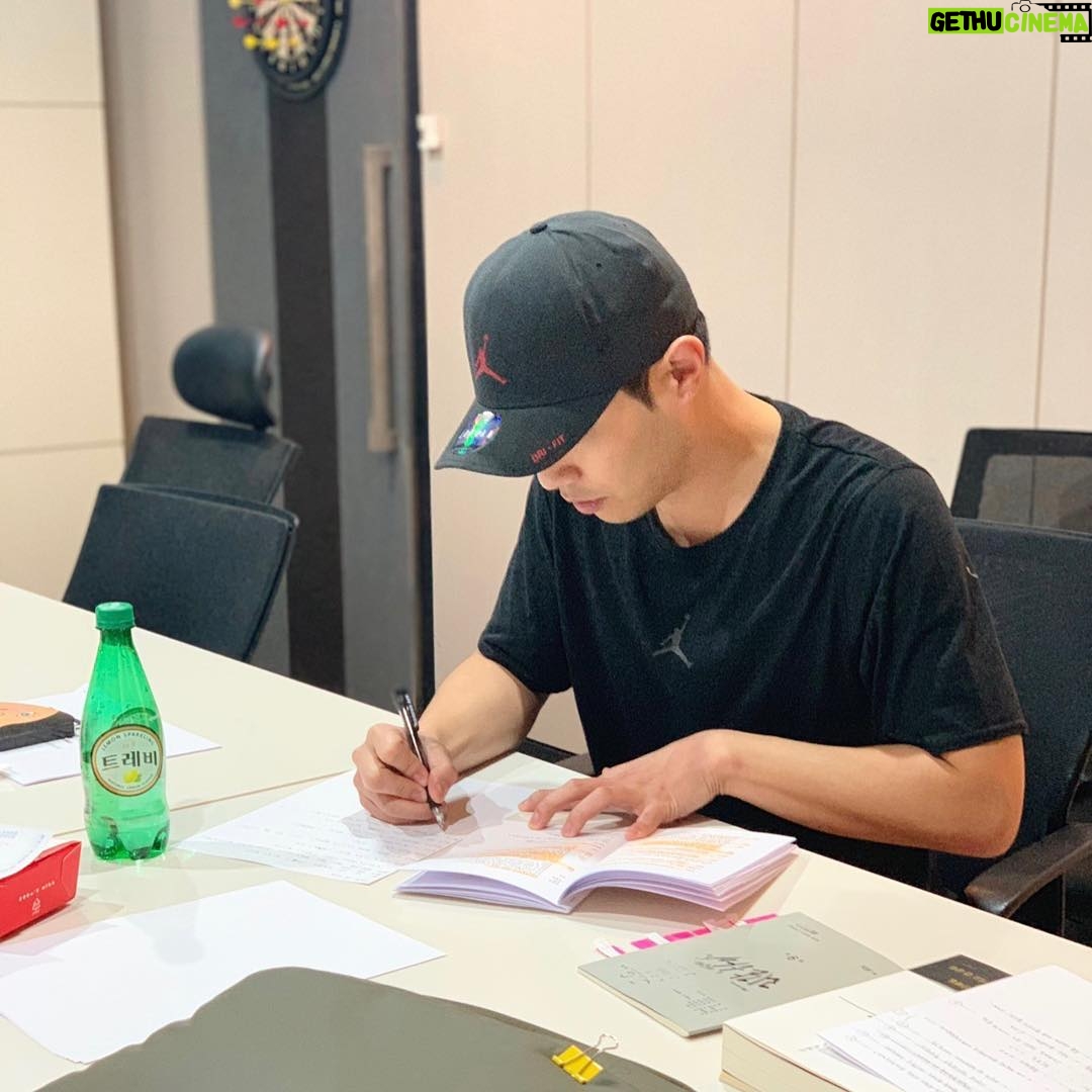 Jin Goo - 96.1K Likes - #리갈하이 대본연습하러 회사로 출근
#9회도 #본방사수